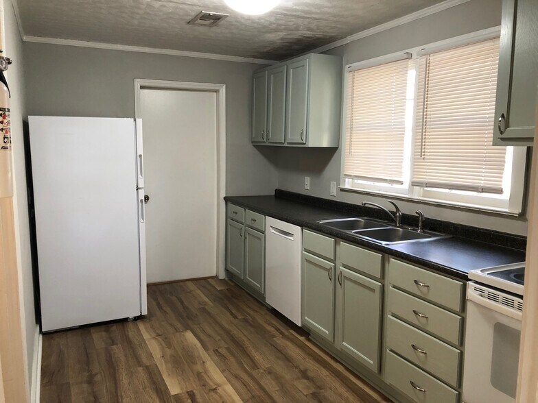 Kitchen - 1 - 2000 Young Ave