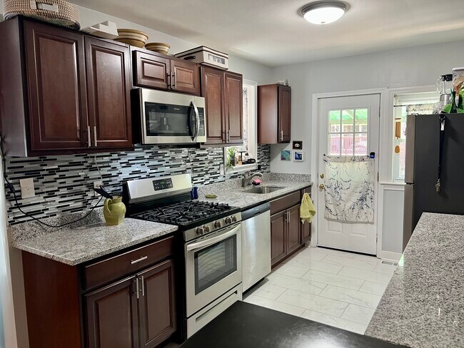 Building Photo - 1405 W 37th St