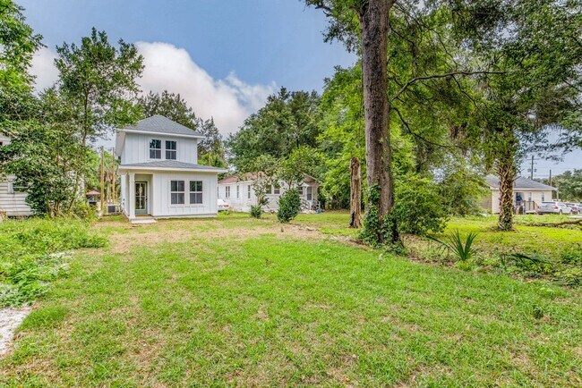 Building Photo - 312 E Blount St