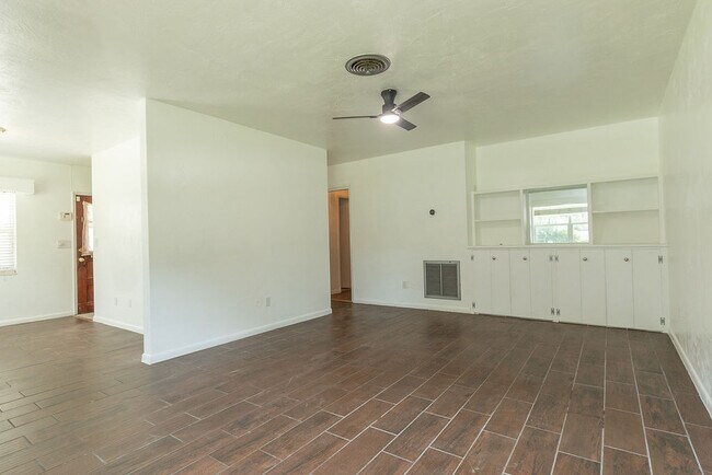 Building Photo - 106 N Kentucky Ave