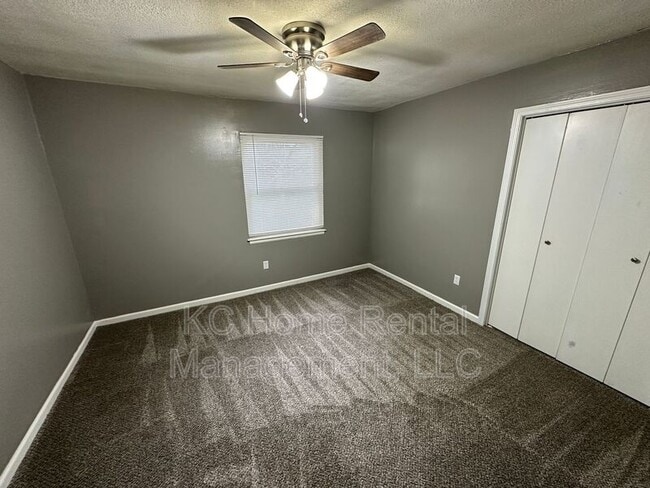 Building Photo - 800 S Willow Dr