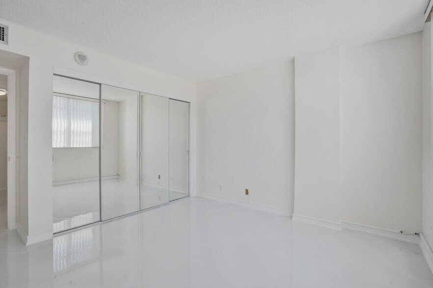 Building Photo - 3113 S Ocean Dr