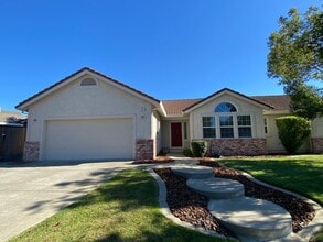 Building Photo - Vacaville 3bed/2bath home! Open floor plan...