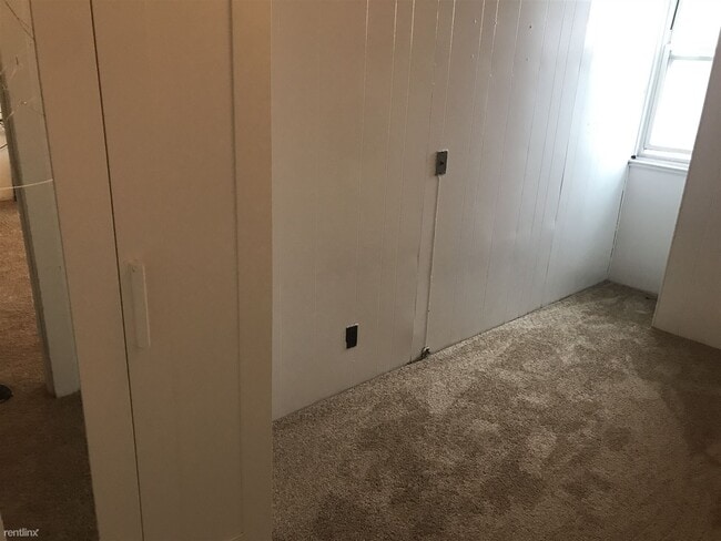 Building Photo - 2 br, 1 bath Triplex - ( August 2023 ) CLO...