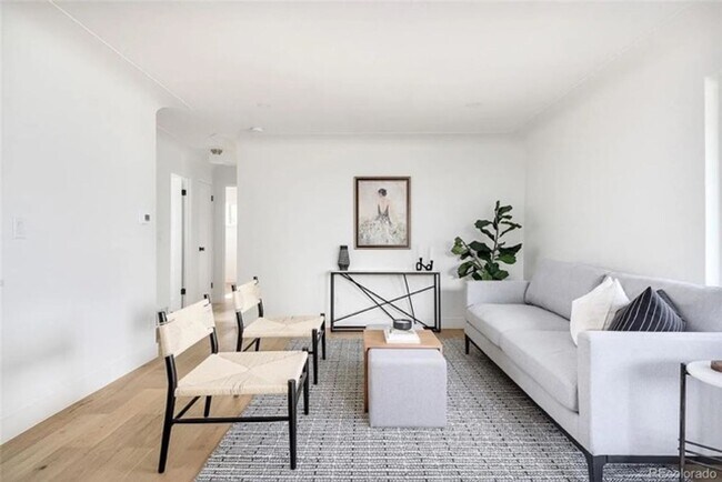 Building Photo - Recently Renovated 2Bd 1Ba Duplex with W/D and Central AC!