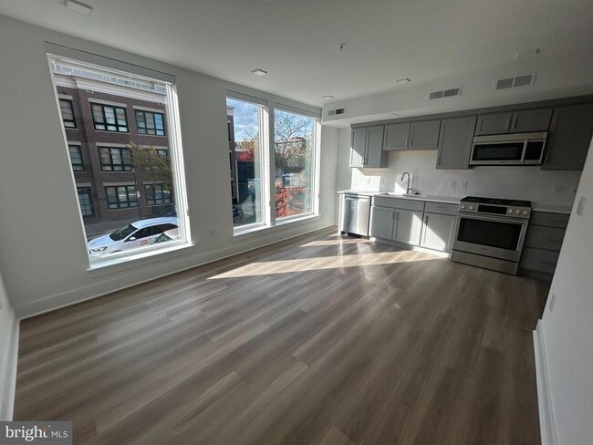 Building Photo - 701 N Henry St