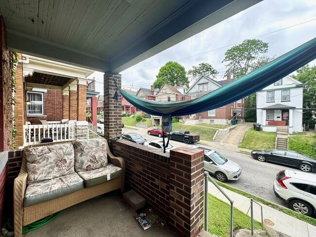 Building Photo - 5 bed/2 bath Mins. from UC Campus for Only...