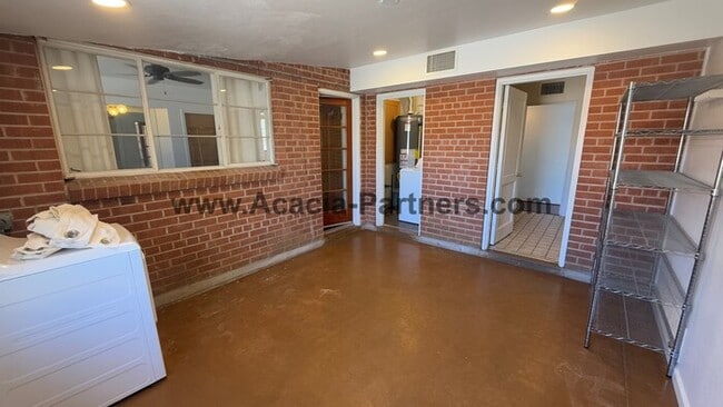 Building Photo - Three Bedroom Ranch Style Home