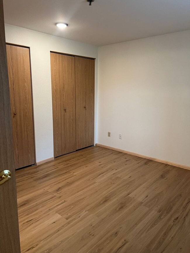 Building Photo - Beautifully Maintained condo Renton!