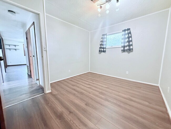 Building Photo - 3-Bed House in Waterloo
