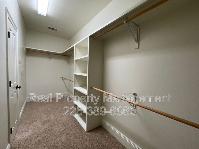 Building Photo - 10950 Hillpark Ave