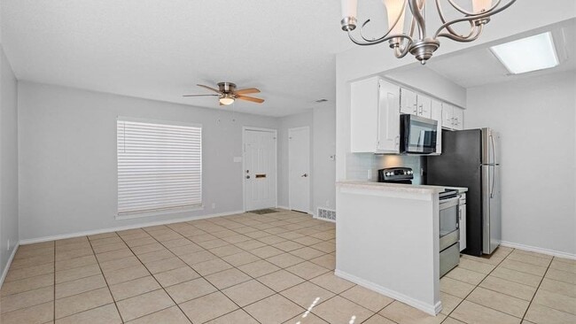 Building Photo - 983 Roaring Springs Rd