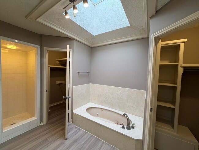 Building Photo - Nice Modern Home Located In Whisper Wood Near Tech. Includes access to pool & tennis court.