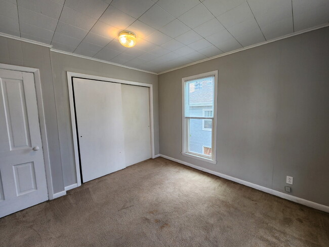 Building Photo - 2 Bedroom side by side / 421A Otter Ave Oshkosh