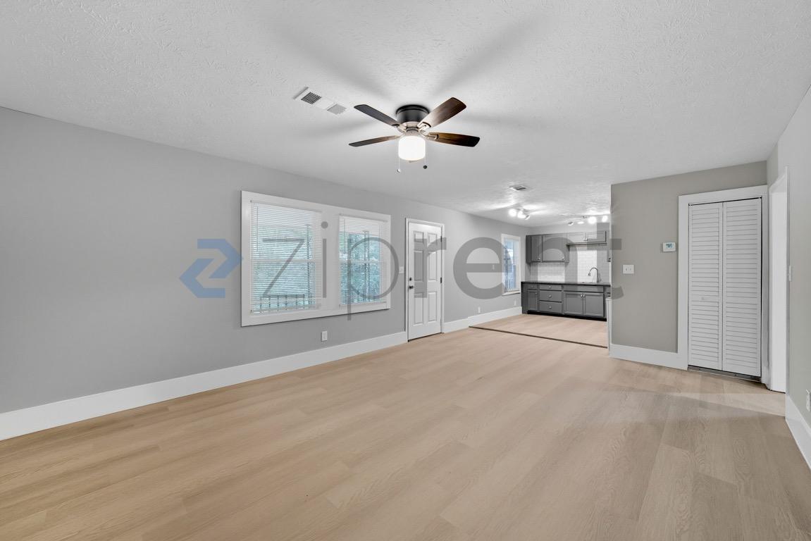 Building Photo - Unit A