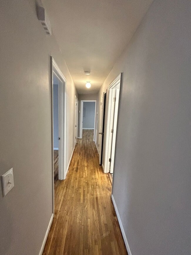 Building Photo - Three Bedroom Two Bath Home