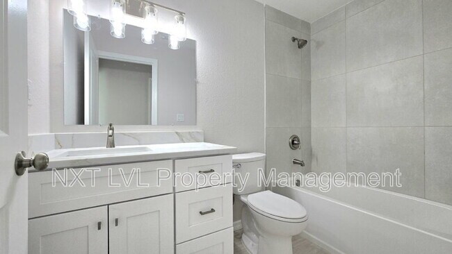 Building Photo - 423 NE 31st St