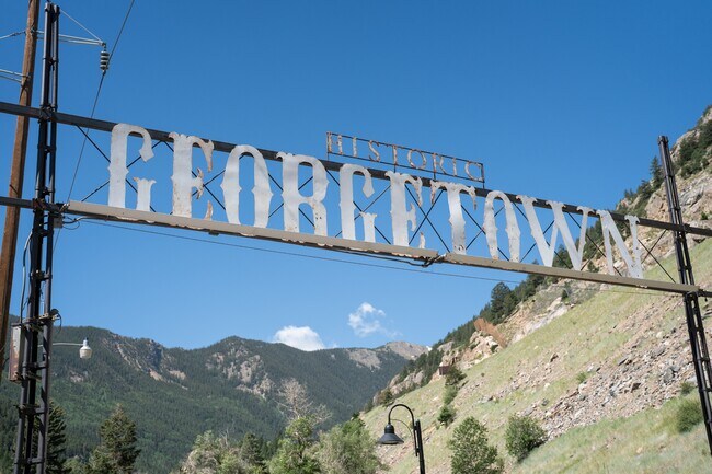 Building Photo - 205 Loop Dr