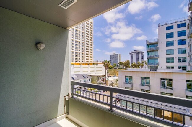 Building Photo - Modern 2 bed / 2 bath Condo in Little Ital...