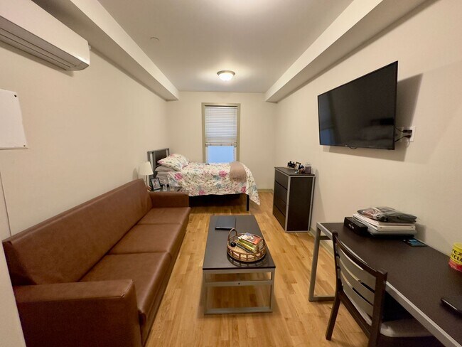 Interior Photo - 1432 N. Carlisle