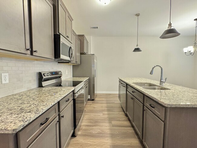 Building Photo - $500 RENT CREDIT | MOVE IN READY! (Pet Friendly)