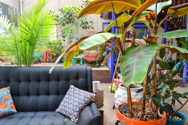 Building Photo - 706 E Stuart St