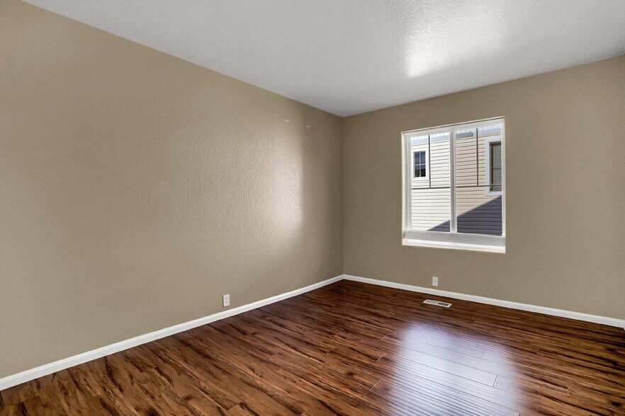 Building Photo - Bright & Spacious 3-Bed Townhome Just 15 M...