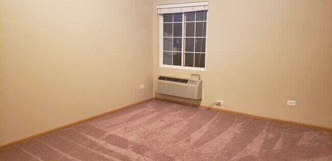 Building Photo - 1819 Silverstone Dr