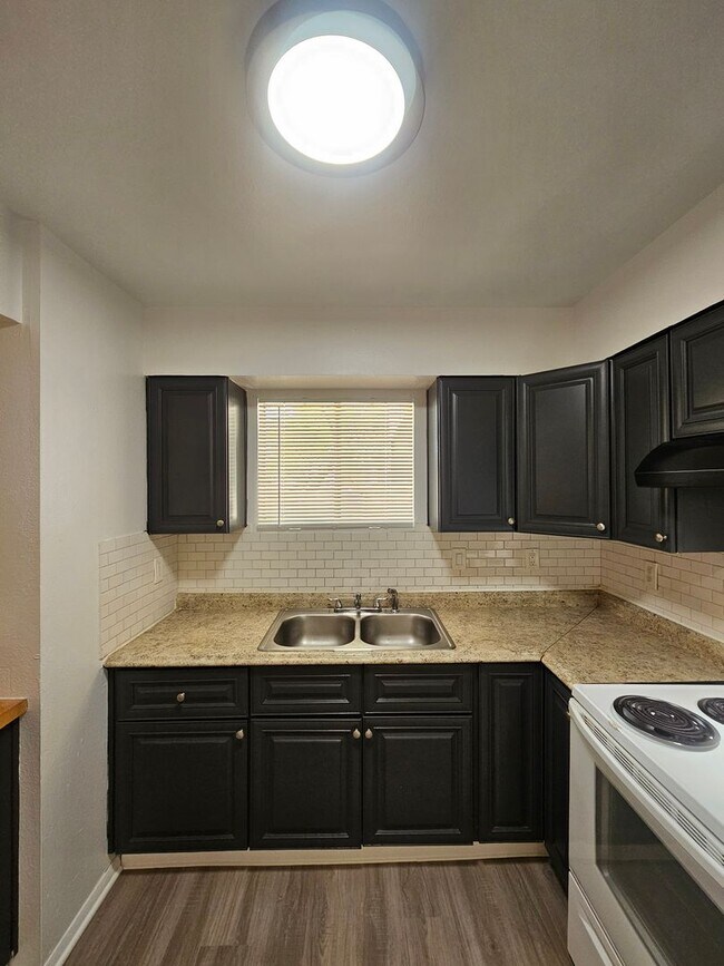 Building Photo - 1715 E Pepper Cir