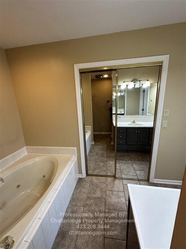 Building Photo - 7420 Hamilton Run Dr