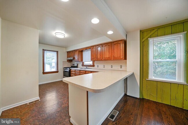 Building Photo - 624 Armstrong Ave