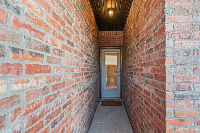 Building Photo - Beautiful Townhome Located South of Town N...