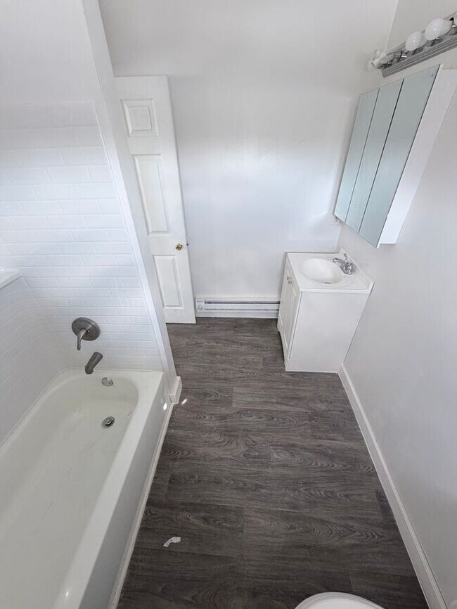 Building Photo - Inspected and Approved 3 Bedroom 1 Bath w PARKING & Appliances