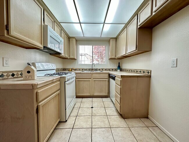 Building Photo - Farmdale Court Apartments