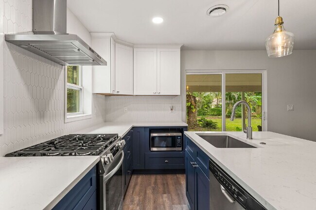 Building Photo - Charming 4-Bed with 2 Full Baths and Large...
