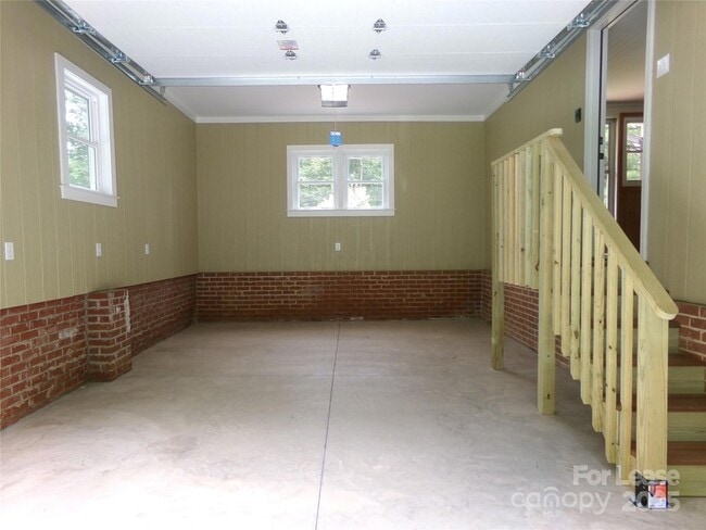 Building Photo - 1441 Gold Hill Rd E