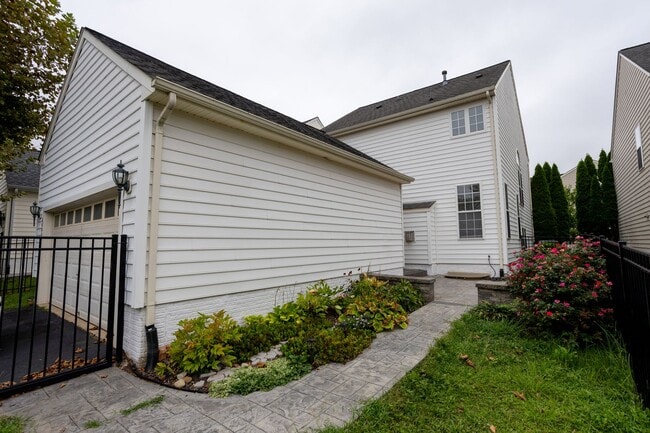 Building Photo - Spacious & Bright Home in Parks of Piedmon...