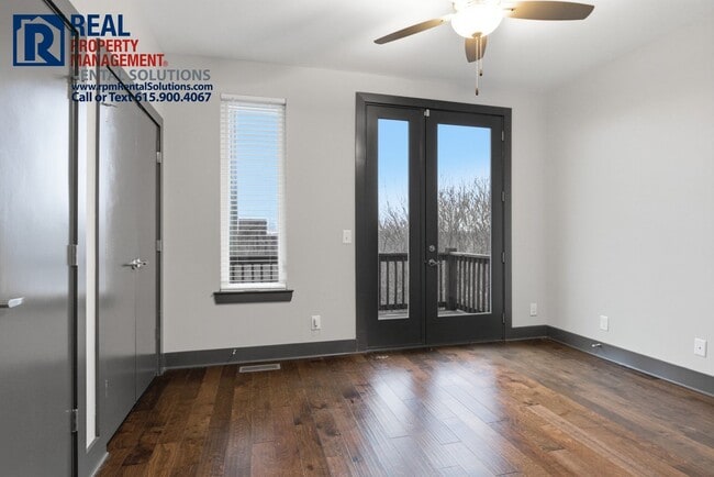 Building Photo - Lovely 2BR/1.5BA end unit condo 5 mins from Downtown Nashville, washer/dryer included!