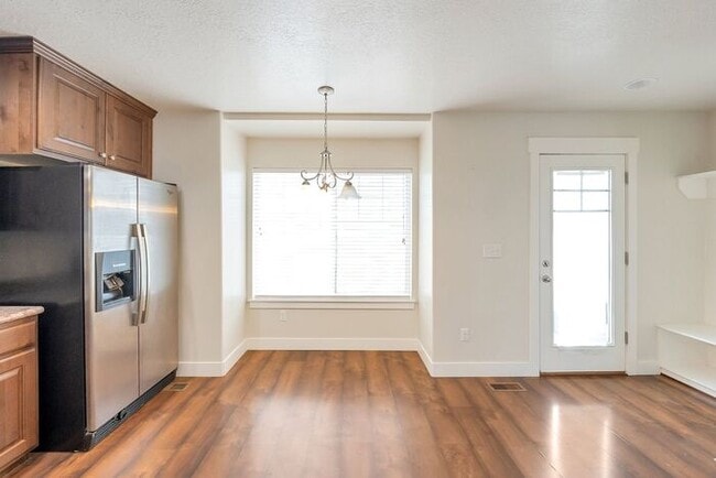 Building Photo - Gorgeous Provo Townhome