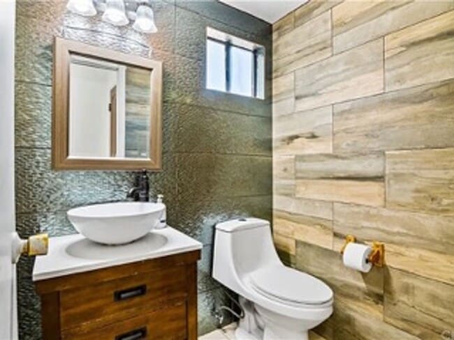 Building Photo - 764 N Glendora Ave