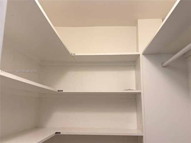 Building Photo - 10001 W Bay Harbor Dr