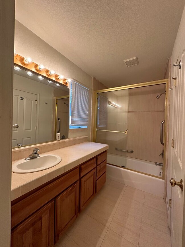 Building Photo - Unique and Spacious 3 Bedroom, 3 Bath Home...