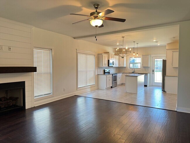Building Photo - Beautiful 5 Bedroom, 2.5 bath Home in Hick...