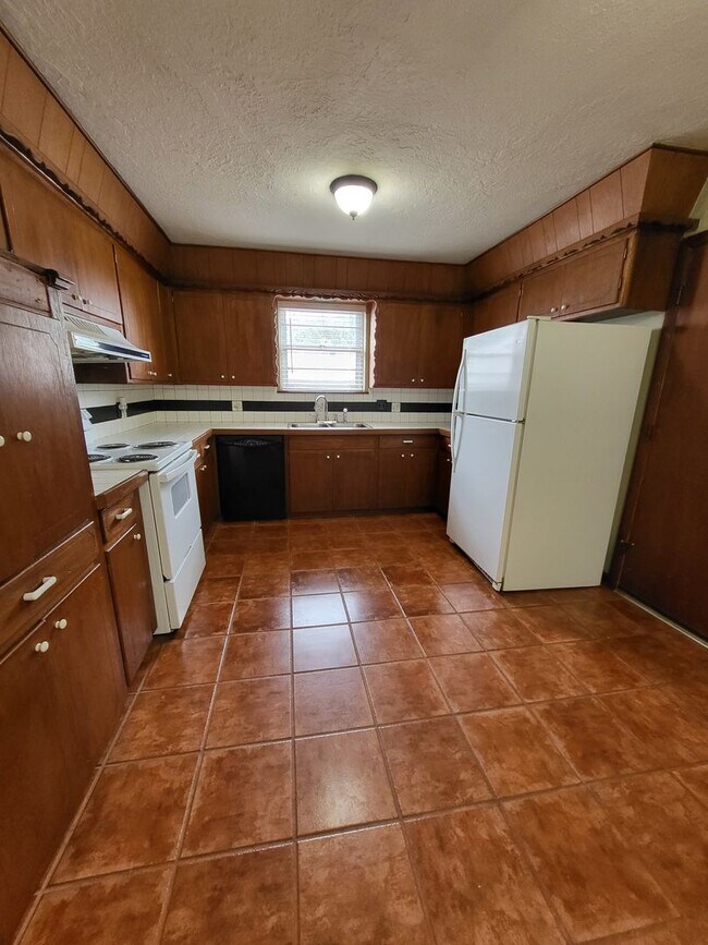 Building Photo - (3) Bed/(2) Bath in Core Norman!
