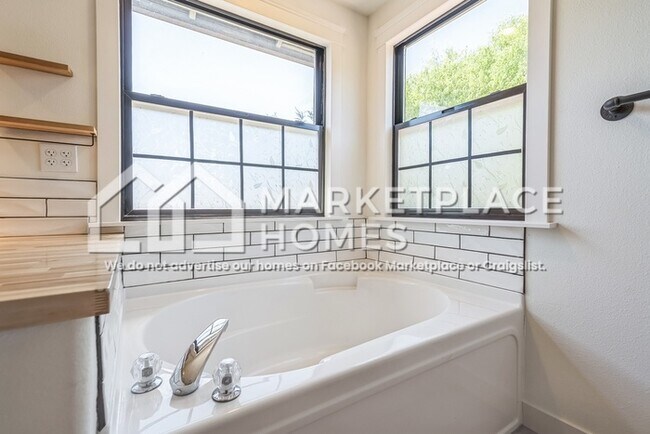 Building Photo - 304 NW 25th Pl