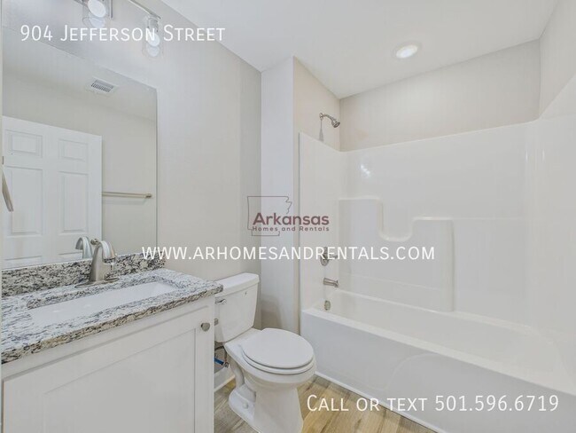 Building Photo - 904 Jefferson St