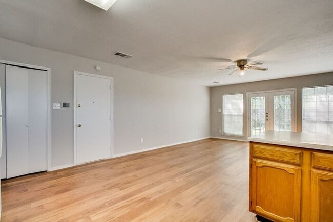Building Photo - No Application Fees*$500.00 off 1st Months...
