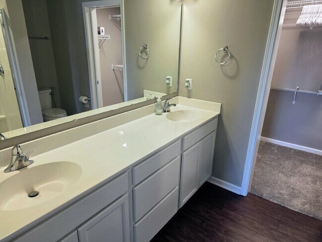 Building Photo - 2316 Hazeltine Pl