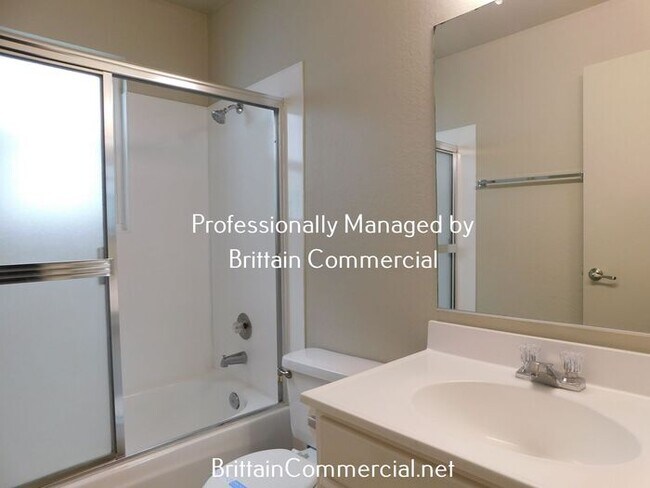 Building Photo - Spacious 2 Bedroom 1.5 Bath Townhouse Apar...