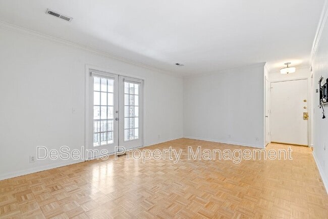 Building Photo - 5025 Hillsboro Pike